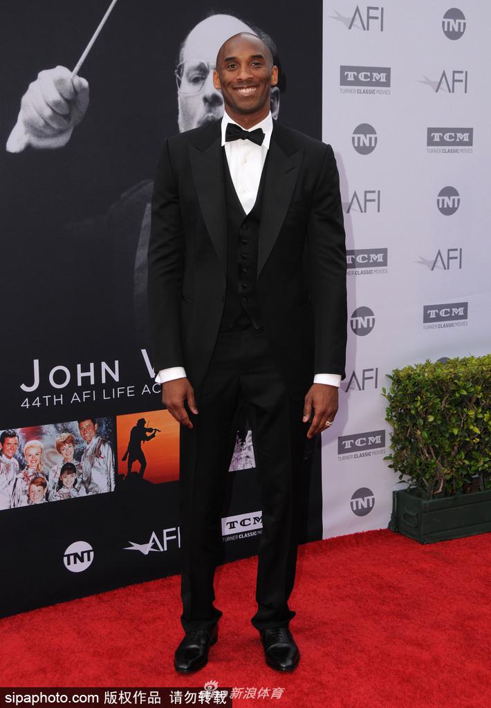 当地时间2016年6月9日，美国好莱坞，科比西装革履出席美国电影学院’第44届终身成就奖晚会，致敬配乐大师约翰·威廉姆斯。