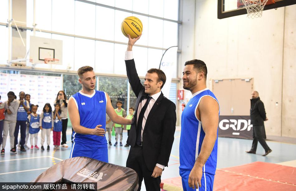 当地时间2018年2月28日，法国塞纳-圣丹尼省，法国总统马克龙到访塞纳-圣丹尼省，访问了杰西·欧文斯体育馆，与民众篮球互动，超有亲和力。