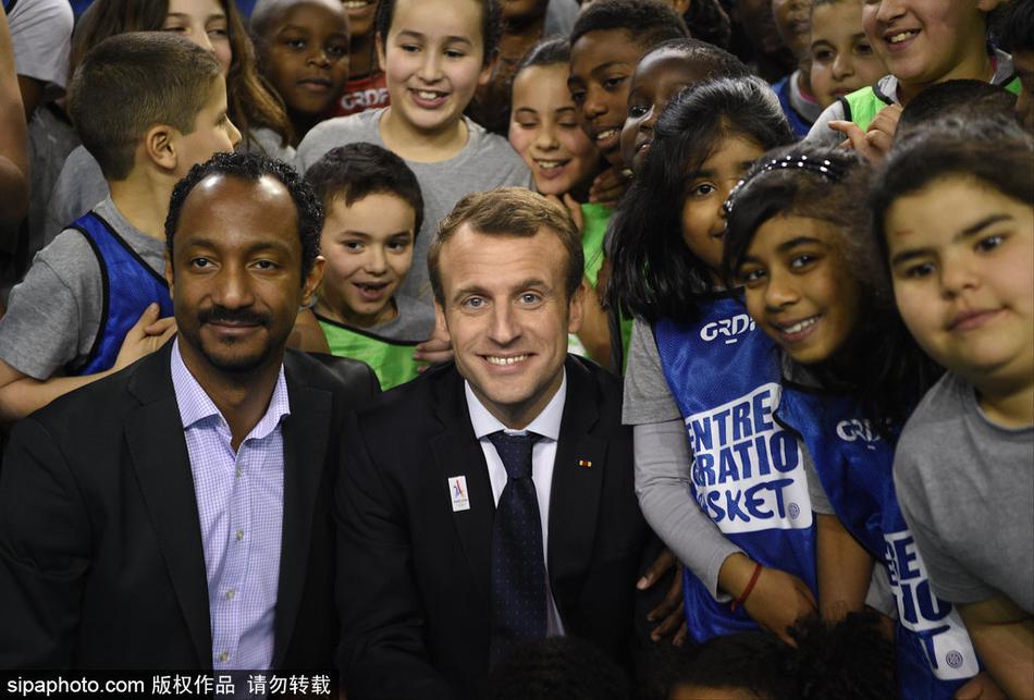 当地时间2018年2月28日，法国塞纳-圣丹尼省，法国总统马克龙到访塞纳-圣丹尼省，访问了杰西·欧文斯体育馆，与民众篮球互动，超有亲和力。