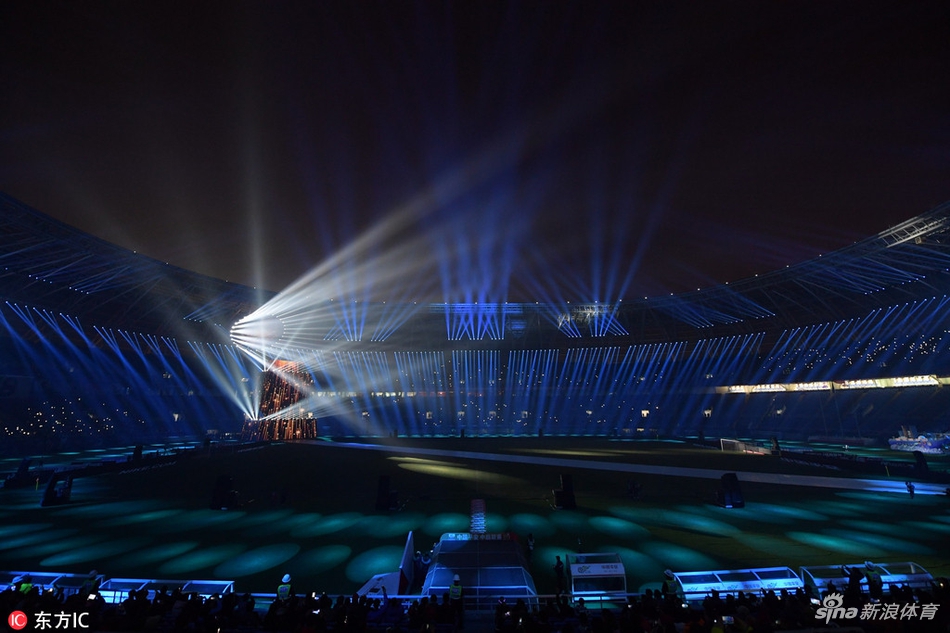 北京时间3月3日，2018赛季中超开幕式在天津奥林匹克体育场进行。