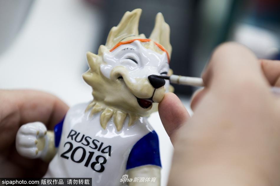 当地时间2017年12月7日，俄罗斯莫斯科，Dulyovo陶瓷工厂内正在制作2018世界杯主题的陶瓷制品。