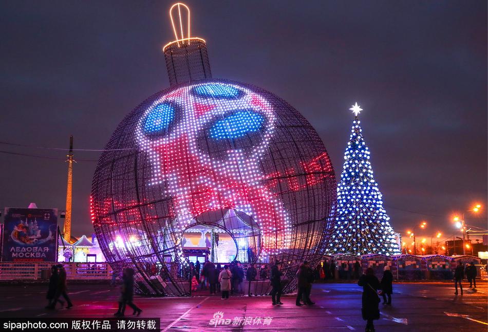 当地时间2018年1月12日，俄罗斯莫斯科，17米高巨型“圣诞球”亮相莫斯科街头，绚丽灯光预热2018俄罗斯世界杯。