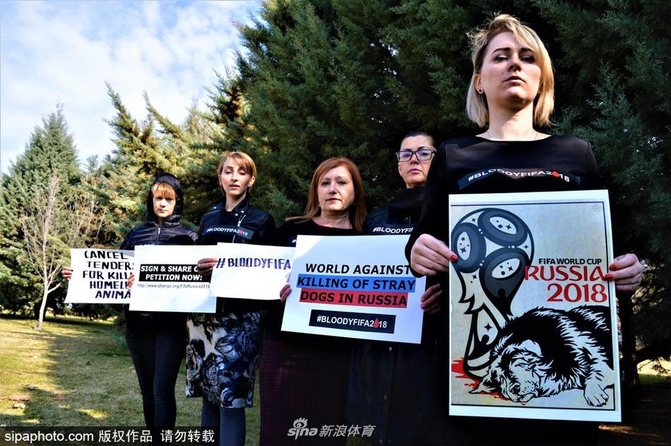 当地时间2018年2月24日，土耳其安卡拉，动物保护者举标语抗议俄罗斯世界杯“屠狗令”。