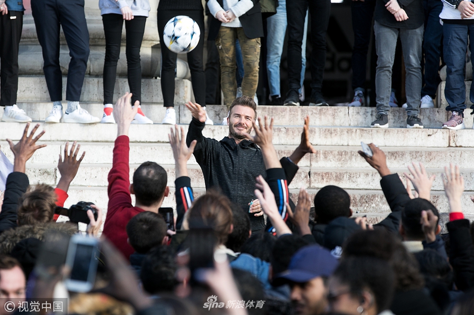 当地时间2018年3月6日，巴黎，大卫·贝克汉姆（David Beckham）巴黎布隆尼亚尔宫出席阿迪达斯代言活动，现场众多球迷到来捧场，小贝身穿运动服依旧帅气迷人，举手投足引起骚动，现场赠送签名足球更是引起躁动。