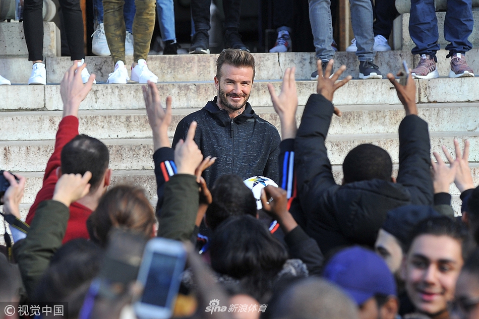 当地时间2018年3月6日，巴黎，大卫·贝克汉姆（David Beckham）巴黎布隆尼亚尔宫出席阿迪达斯代言活动，现场众多球迷到来捧场，小贝身穿运动服依旧帅气迷人，举手投足引起骚动，现场赠送签名足球更是引起躁动。