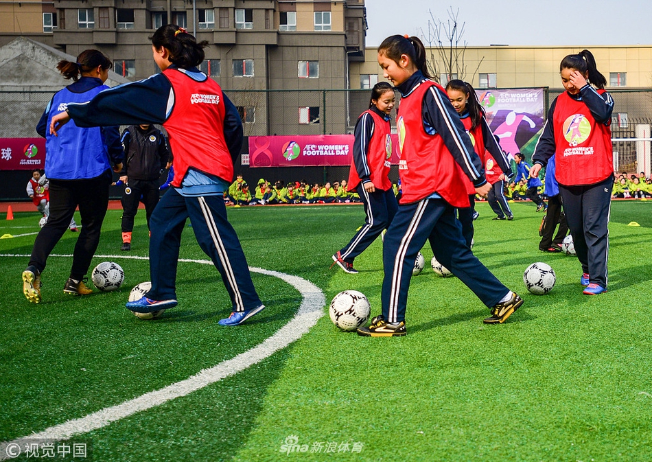 3月8日，亚足联女足日“女孩足球节”活动在西安高新第二学校开幕。从2015年起，亚足联将每年的3月8日确定为“亚洲足联女足日”暨“女孩足球节”，推动青少年女子足球运动的快速发展。
乍暖还寒的天气丝毫没有影响到女孩们的足球热情，先后进行了手拉手传球接力赛、协调性控球、射门接力赛、五人制足球比赛、趣味颠球赛和亲子足球赛等项目。“女孩足球节”也吸引了很多家长来到现场，他们在不远处观看着孩子训练，并用手机记录下开心的画面。场内的女孩们则更加兴奋，她们在教练的指导下进行着各种活动，不仅充分享受足球带来的乐趣，也提高了自己的足球技术。