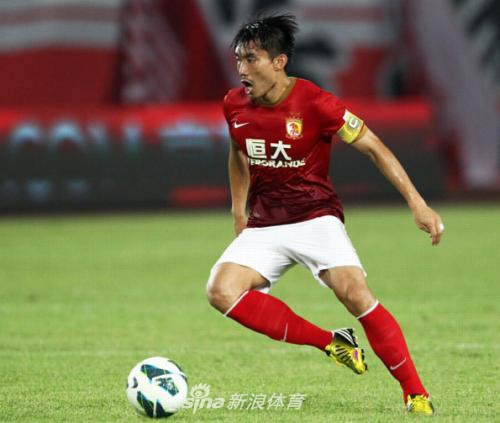 郑智1980年8月生于辽宁沈阳，目前作为广州恒大和中国国家队的双料队长，依然在绿茵场上散发着自己的热血与传奇。