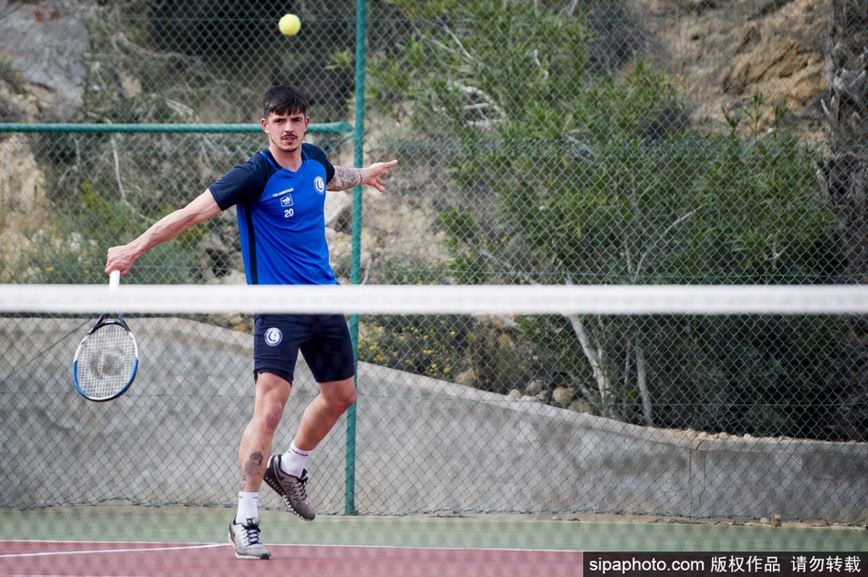 当地时间2018年3月13日，西班牙托雷维耶哈，根特队西班牙训练备战，球员闲暇之余打网球。