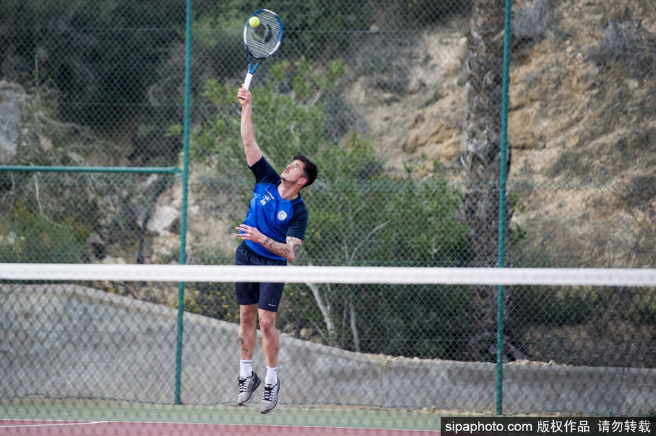当地时间2018年3月13日，西班牙托雷维耶哈，根特队西班牙训练备战，球员闲暇之余打网球。