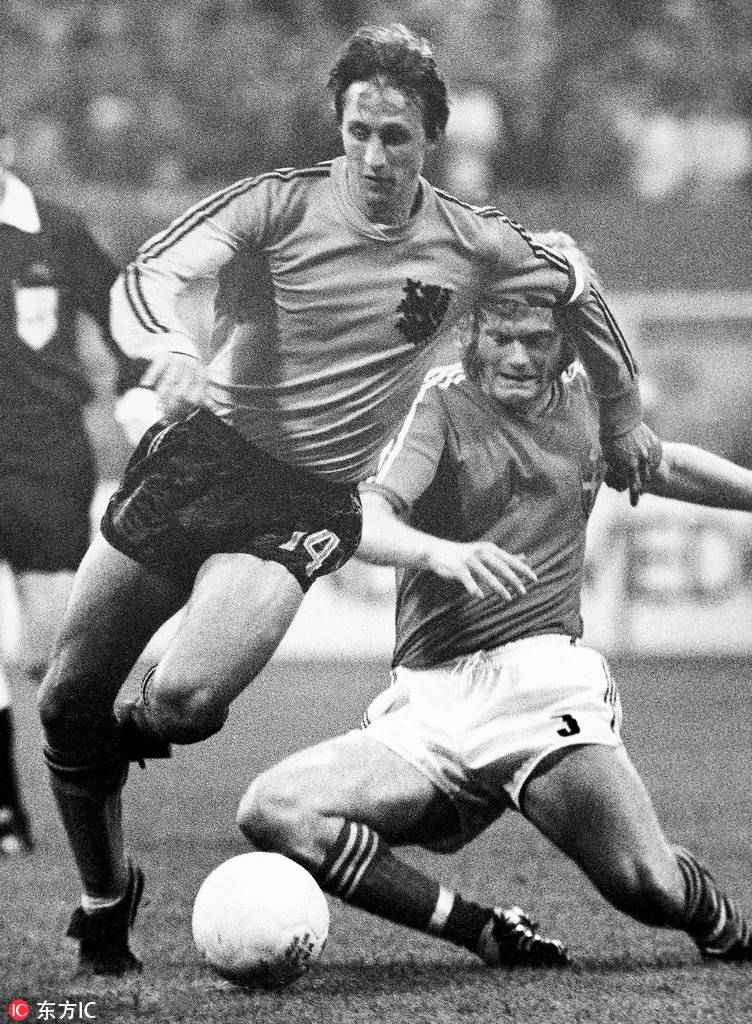 1974年是克鲁伊夫状态的全盛时期，在第十届世界杯足球赛中，他身为荷兰队队长，带领全队顽强拼搏战后首次杀入世界杯决赛。但遗憾的是，克鲁伊夫输给了他的一生之敌贝肯鲍尔，获得德国世界杯的亚军。荷兰队也与大力神杯擦身而过，“无冕之王”的称号从此开始。
