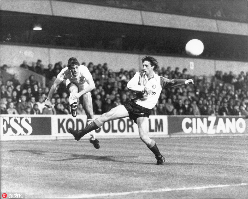 1984年5月，克鲁伊夫宣布永久挂靴，一代传奇结束绿茵生涯。