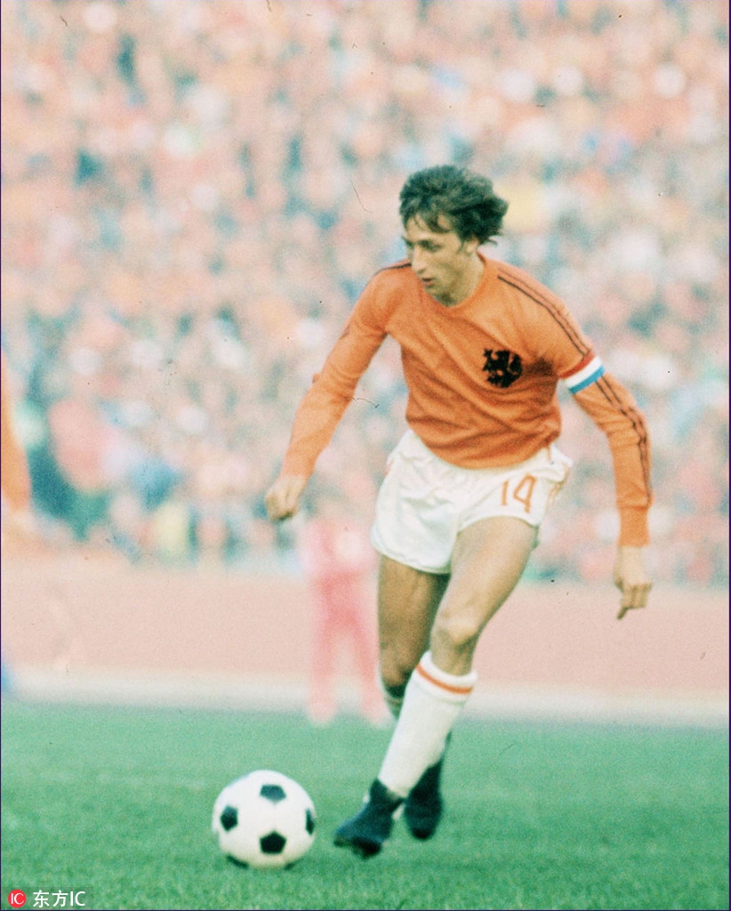 克鲁伊夫的国家队生涯很短暂。他第一次代表荷兰国家队出场是1966年9月对匈牙利队的比赛，到1977年10月他最后一次帮助荷兰队获得参加1978年阿根廷世界杯的资格为止，他一共只为“橙衣军团”参加了48场比赛，33次作为队长身份出场，共打进33球。
