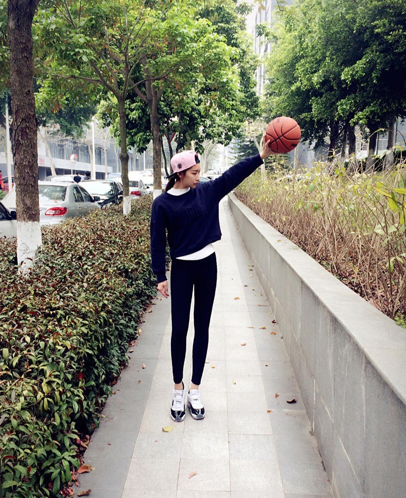 篮球美女身高1米75，逆天美腿颜值爆表。