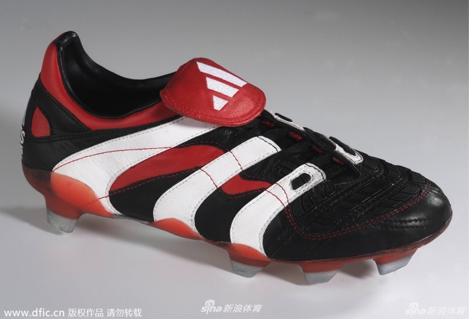1998年法国世界杯球鞋。阿迪达斯发布了“猎鹰Accelerator足球鞋”。她首次采用构造完美、极其专业的设计，并运用了非对称系带系统。包括贝克汉姆、齐达内等球星，都选择了该系列球鞋。