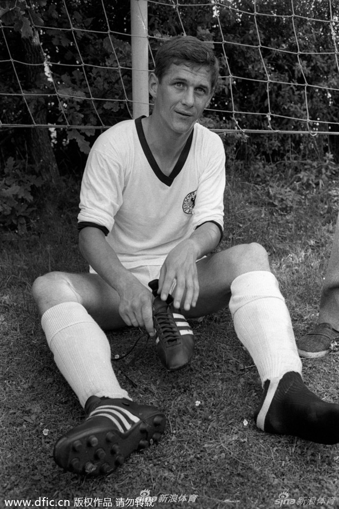 1966年英格兰世界杯球鞋。当时的阿迪达斯可谓球鞋界唯我独尊的大佬，占据了足球鞋市场的三分之二份额，优良的做工，高超的技艺，使得阿迪达斯球鞋广受球员喜爱。