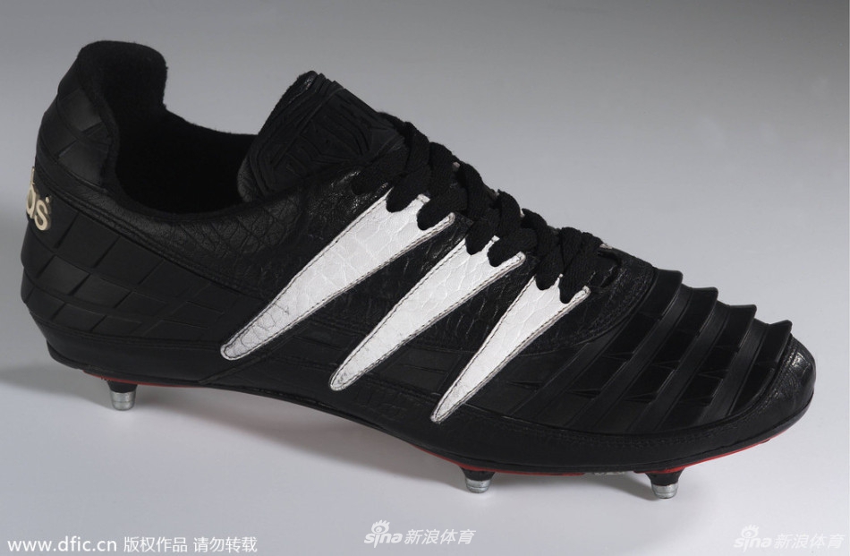 1994年美国世界杯球鞋。阿迪达斯“猎鹰”系列足球鞋的面世是足球史上又一次真正的革命性创举。球鞋的独特创新设计迅速征服了整个足球世界。鞋面超前尖端的橡胶鳍设计带来了惊人的变向性、超强的动力以及良好的控制力。