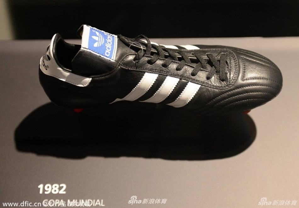 1982年西班牙世界杯球鞋。阿迪达斯Copa Mundial球鞋。是世界体育史上的传奇人物、阿迪达斯的创始人阿迪-达斯勒的最后力作，也是世界上单款单代产量最多的足球鞋。堪称世界杯历史上最经典的球鞋。
