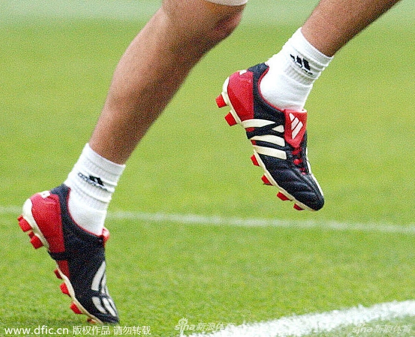 2002年日韩世界杯球鞋。阿迪达斯猎鹰系列第6代球鞋，中场大师齐达内无法掩饰自己对于该系列的喜爱，红黑白三色经典永驻。该届世界杯，约有150名球员选择了该系列球鞋。