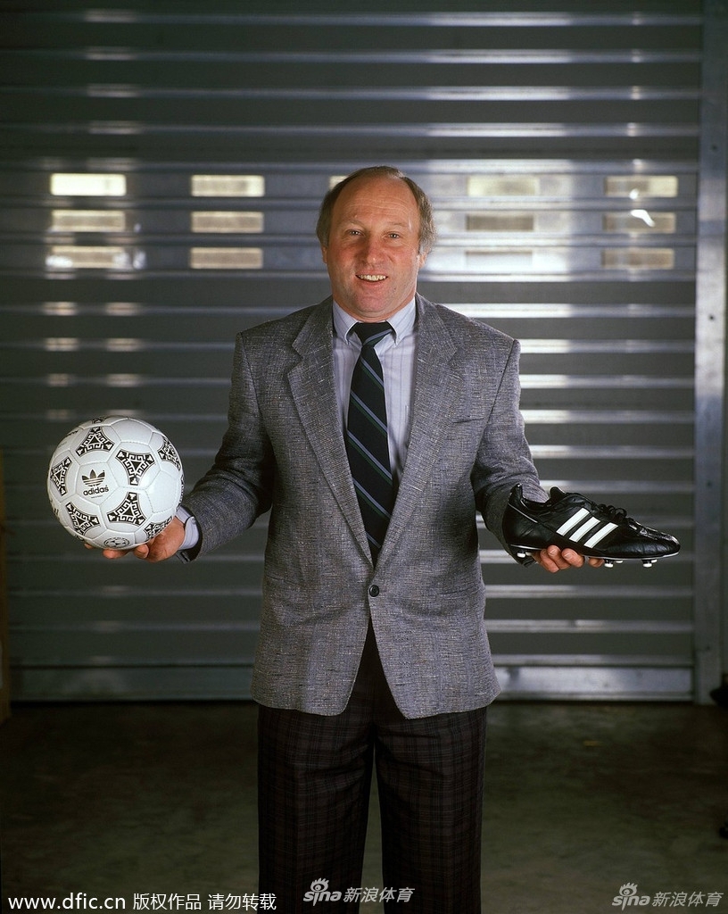 1986年墨西哥世界杯球鞋。本届世界杯的光芒完全集于身穿彪马球鞋的马拉多纳一人之身，而彪马公司更是在德国上市，成为阿迪达斯也在世界杯赛场上强有力的竞争者。