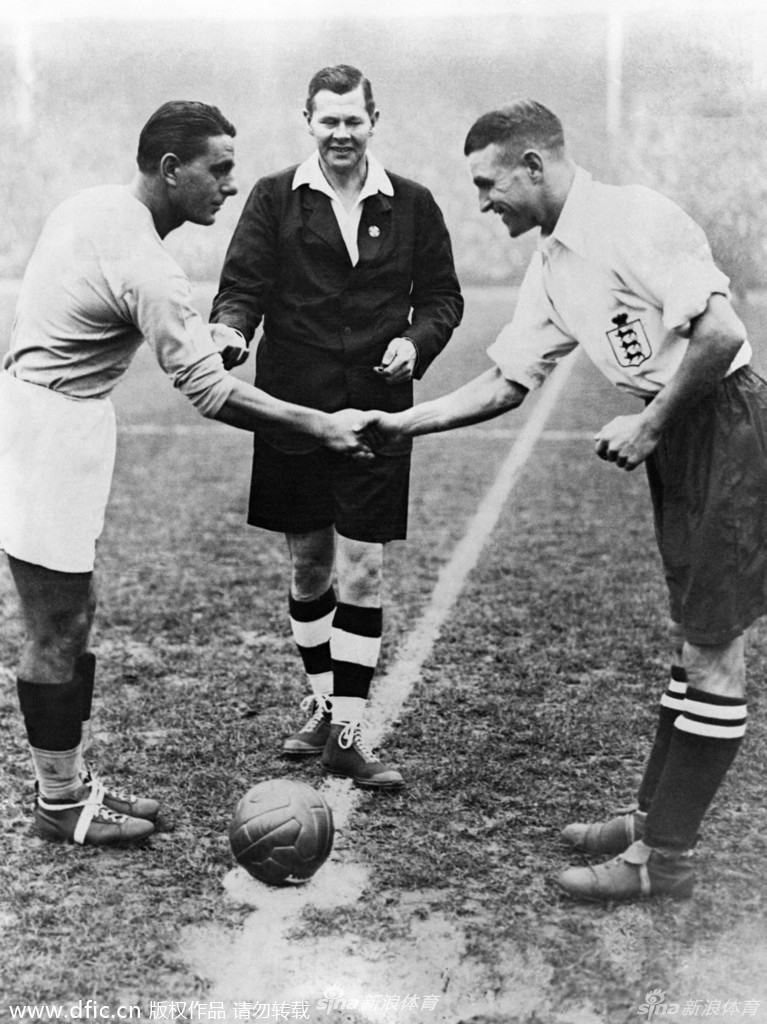 1934年意大利世界杯球鞋。当时还没有大规模生产比赛专用球鞋的公司，所以球员们脚上穿的都是手工皮制鞋子，不仅笨重，而且在泥泞的场地上极易打滑。