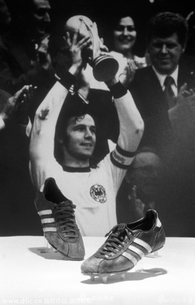 1974年德国世界杯球鞋。国世界杯上，阿迪达斯首次采用了袋鼠皮和模制鞋钉外底的设计。