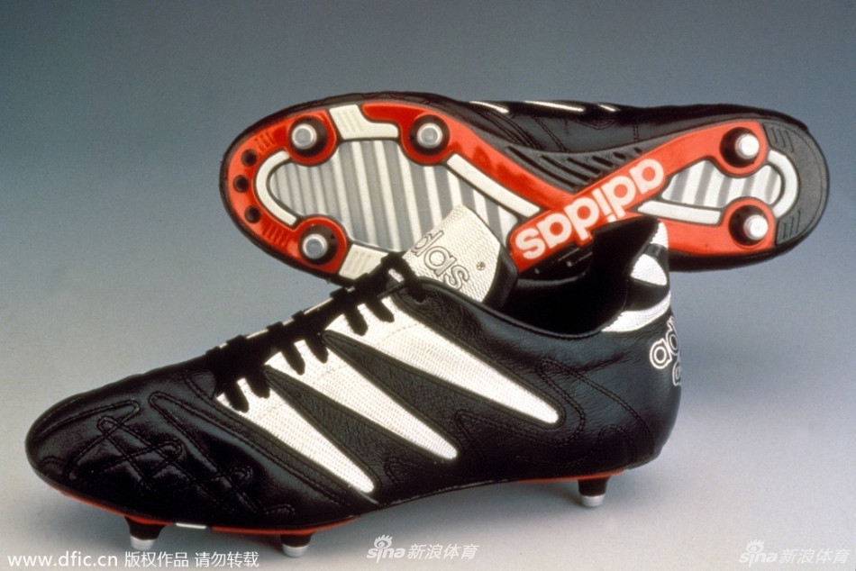 1994年美国世界杯球鞋。阿迪达斯“猎鹰”系列足球鞋的面世是足球史上又一次真正的革命性创举。球鞋的独特创新设计迅速征服了整个足球世界。鞋面超前尖端的橡胶鳍设计带来了惊人的变向性、超强的动力以及良好的控制力。