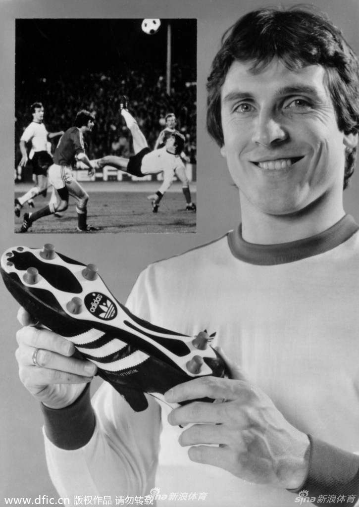1978年阿根廷世界杯球鞋。德国传奇“倒钩王”克劳斯-费舍尔展示自己的爱鞋，6颗圆钉的全新设计，既简洁了球鞋底部，还减轻了重量。