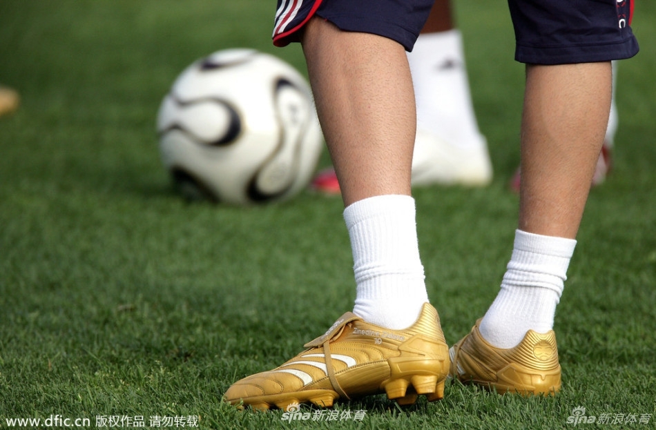 2006年德国世界杯球鞋。该届世界杯，各大厂商的球鞋颜色也是五彩缤纷。作为自己的谢幕世界杯，齐达内选择了高贵的全金色猎鹰10球鞋，来完成自己的告别演出。