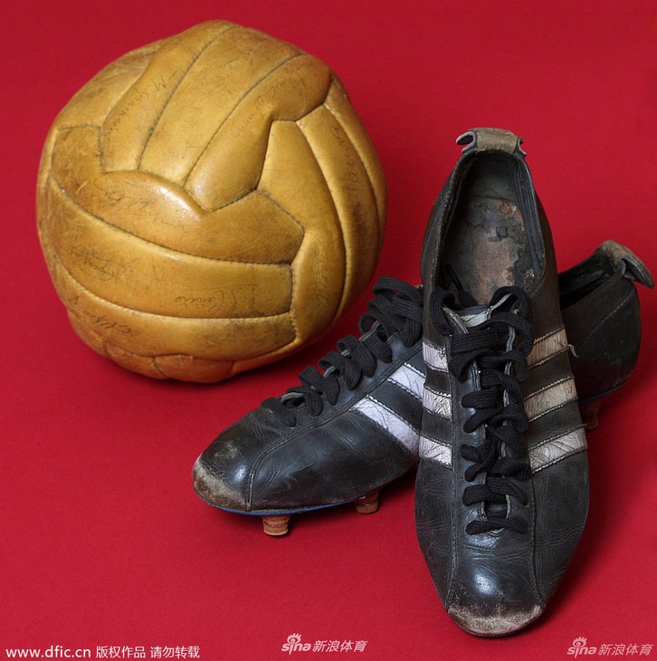 1962年智利世界杯球鞋。本届世界杯上，阿迪达斯在足球鞋上加入了踝部衬垫、鞋帮后襻以及两侧系带环等全新设计。