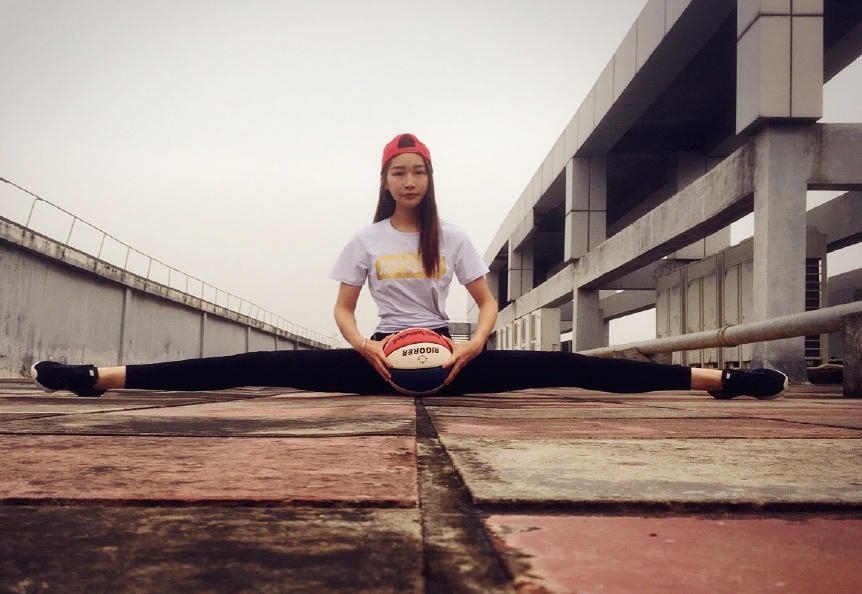 篮球美女身高1米75，逆天美腿颜值爆表。