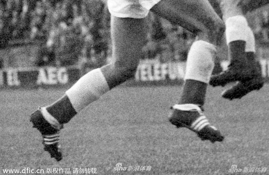 1958年瑞典世界杯球鞋，绝大多数球员穿着阿迪达斯的足球鞋上场参加比赛。这批球鞋当时是“划时代的高科技产品”，它们采用尼龙鞋跟和尼龙旋转嵌入式鞋钉设计，鞋面材料经特殊处理后，防水性能更为出色。
