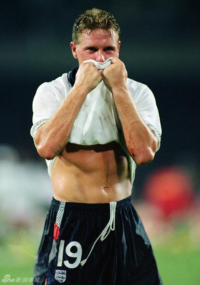 1990年世界杯半决赛，英格兰不敌西德出局，加斯科因泪流满面。