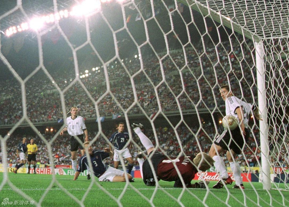 2002年世界杯，德国对阵美国，德国中场球员弗林斯疑似用手在门线挡住了对手的进球。