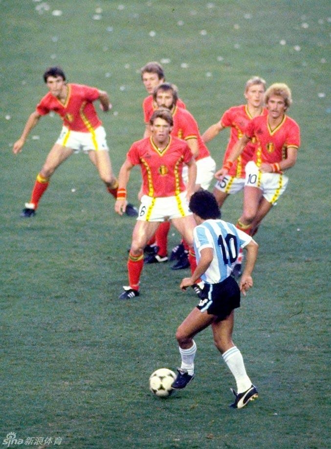 1982年世界杯，阿根廷对阵比利时的比赛中，阿根廷球王马拉多纳面对比利时队六人防守。
