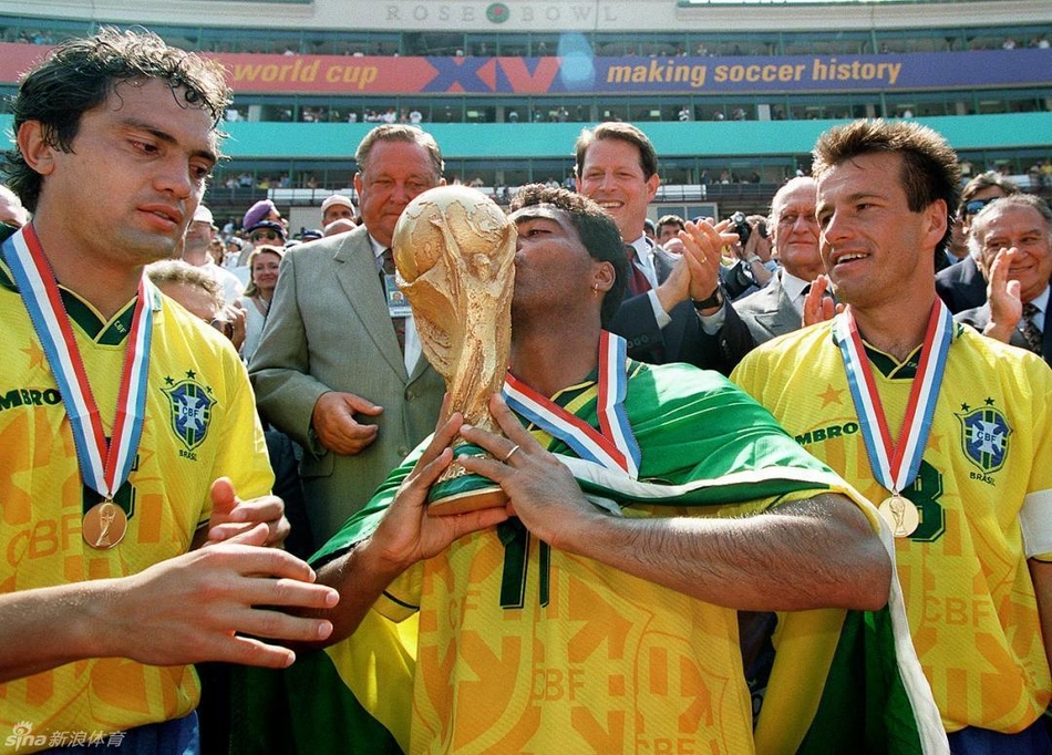 1994年世界杯决赛，巴西击败意大利夺冠，巴西前锋罗马里奥亲吻世界杯冠军奖杯。