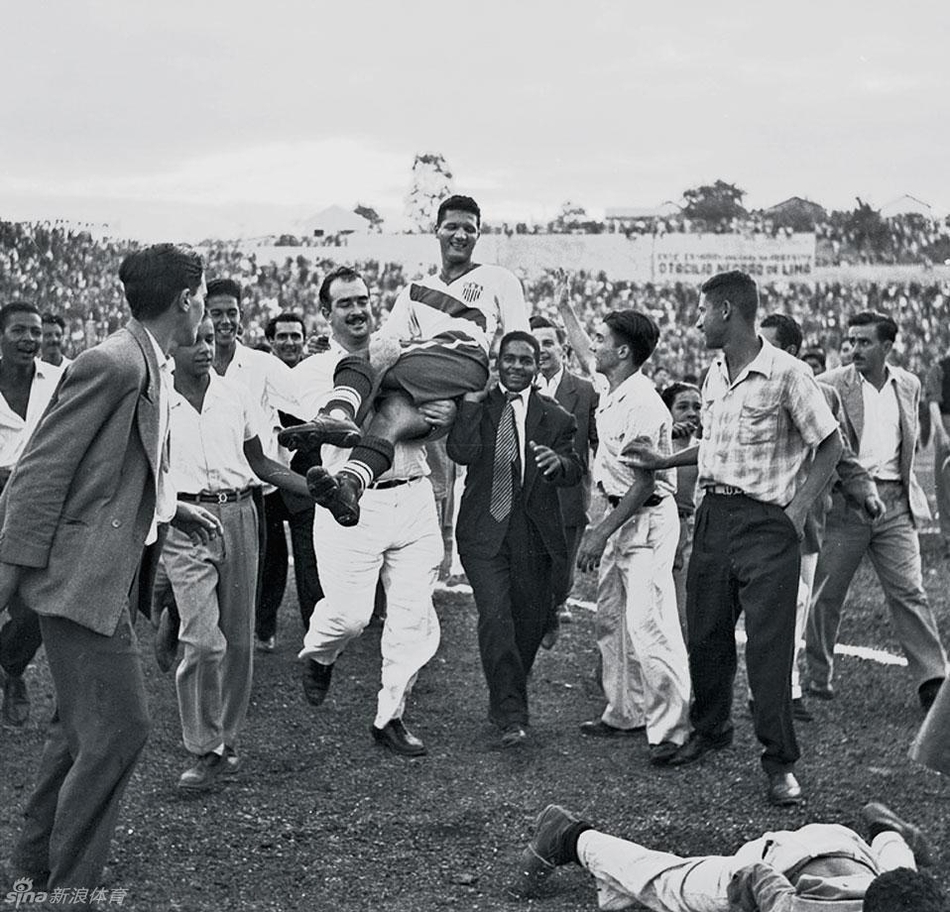1950年巴西世界杯，现代足球鼻祖英格兰首次参赛，小组赛第二轮对阵实力平平美国队，后者凭借乔-盖特金斯的进球1-0爆冷获胜。赛后消息传回英国国内，媒体以为记者开玩笑因此改成英格兰10-1战胜美国，成为足坛史上最大笑话。