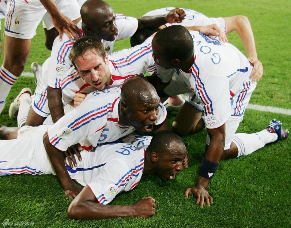 2006年世界杯16强战，法国3-1逆转西班牙，维埃拉进球后被被队友团团围住。