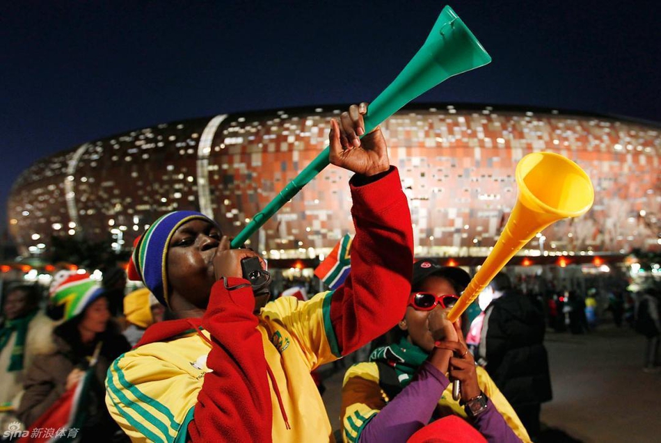 2010年南非世界杯上，非洲本地的一种长喇叭“呜呜祖拉”成为球迷加油助威的主要工具，因它发出强烈刺耳的声音，因此被许多人诟病，之后国际足联禁止呜呜祖拉再现赛场之上。