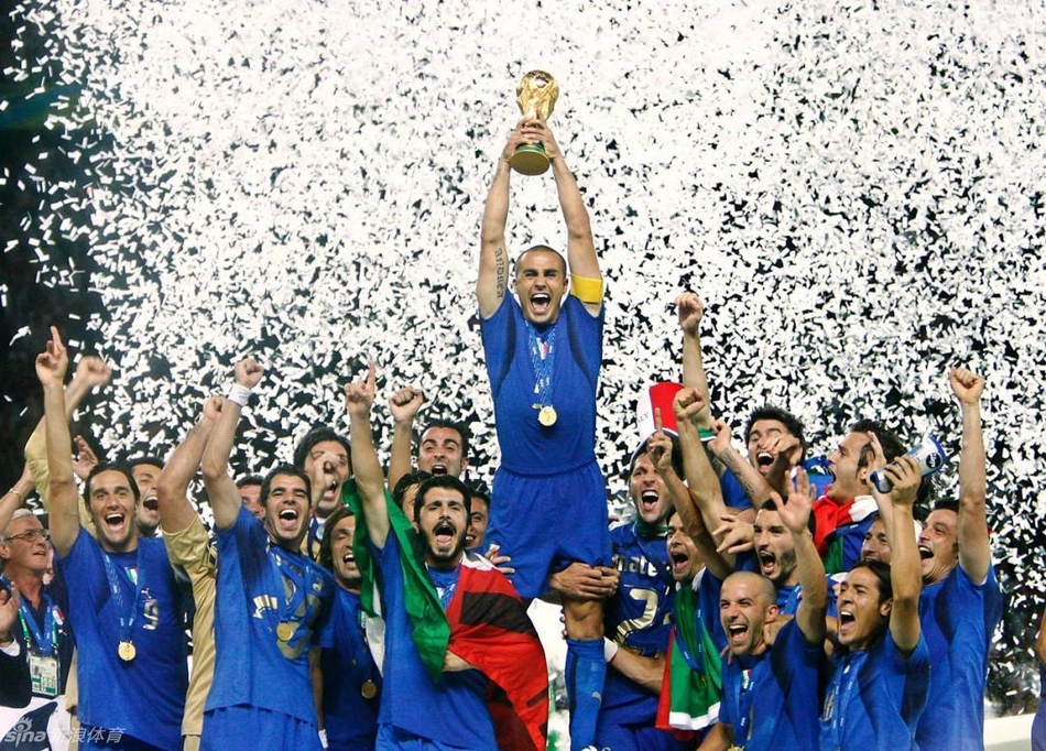 2006年世界杯决赛，意大利在点球大战中5-3击败法国，队长卡纳瓦罗举起大力神杯。