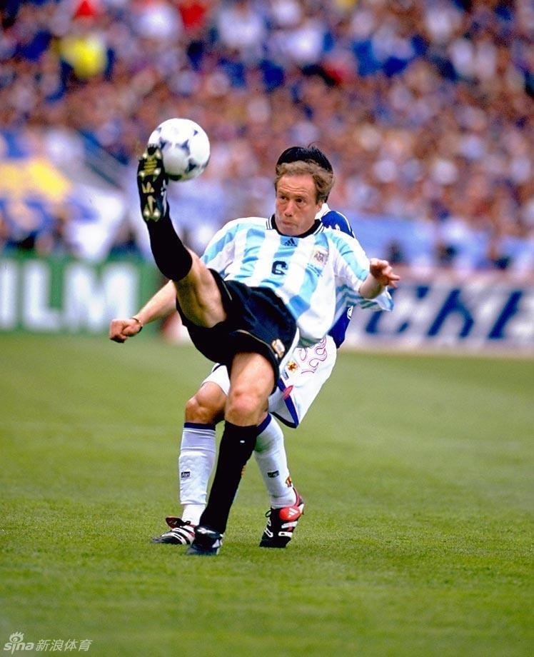 1998年世界杯，阿根廷对阵日本，阿根廷后卫森西尼倒钩。