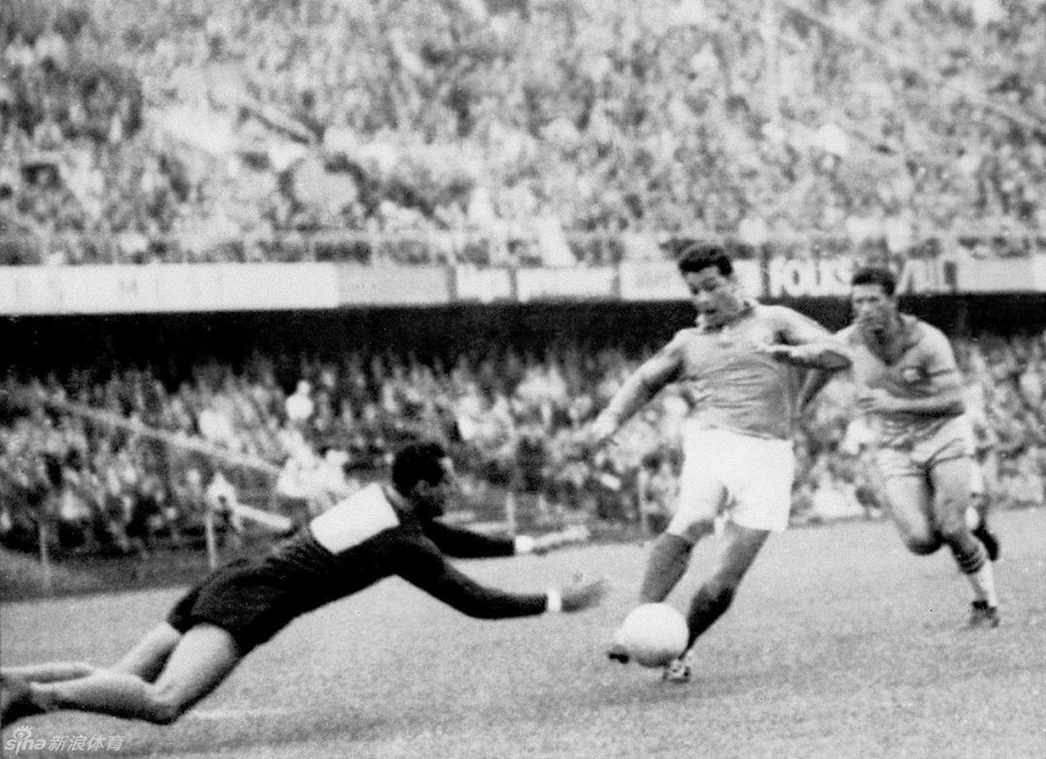 1958年世界杯，法国队异军突起，凭借神奇前锋方丹的惊人表现，一路杀进4强，尽管最终只获得第三名，但方丹6场比赛总共打进13球成为一项伟大纪录，至今无人能破。