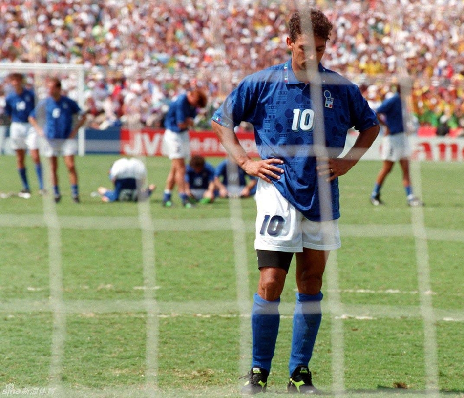 1994年世界杯决赛，意大利对阵巴西，巴乔罚失点球，忧郁的身影令人心碎。