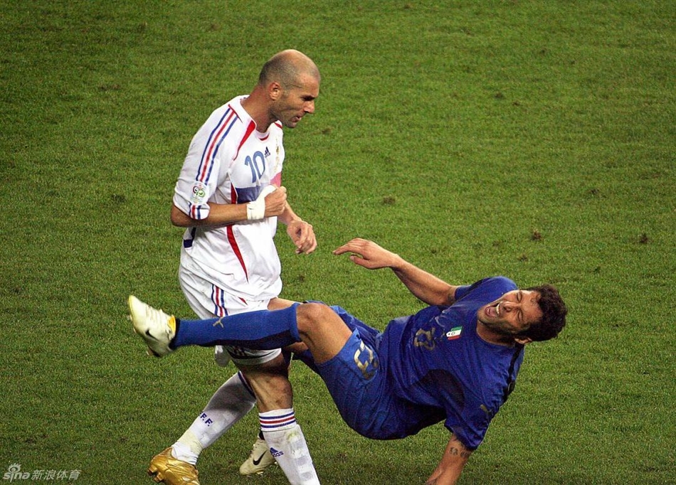 2006年世界杯决赛，法国对阵意大利，齐达内头顶马特拉齐吃红牌，赛后齐祖结束了自己的国脚生涯。