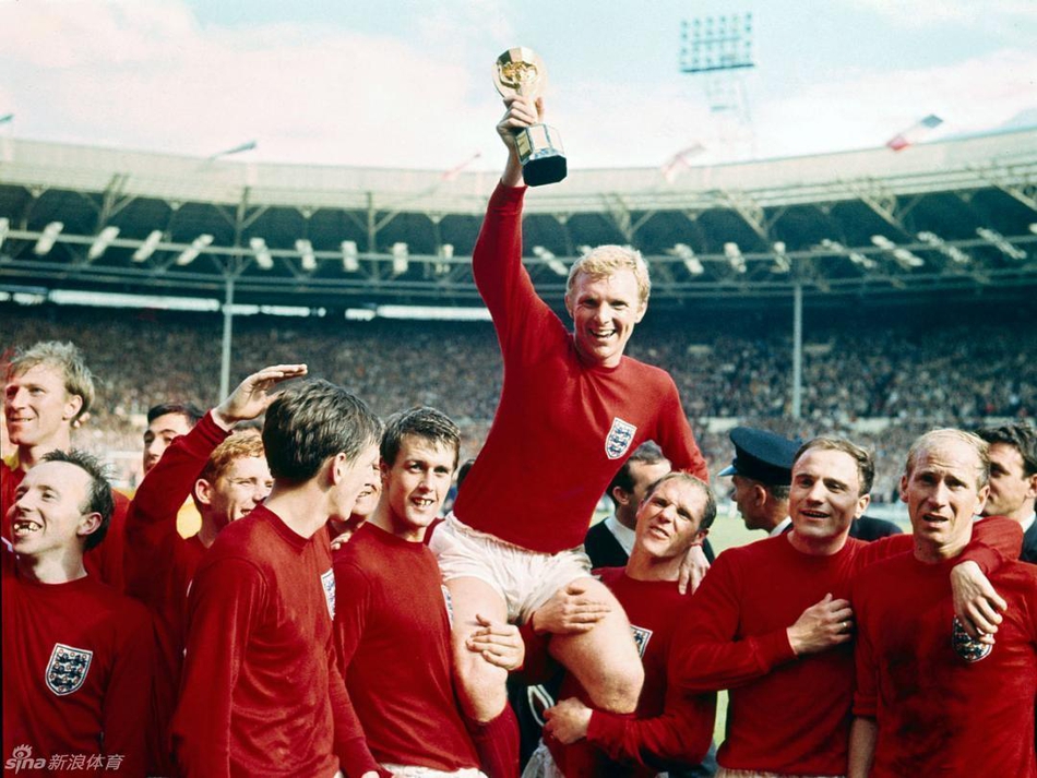 1966年英格兰在本土举办的世界杯上不败成绩首次问鼎，决赛中4-2战胜西德，队长博比-摩尔在队友的簇拥中，举起了雷米特杯。