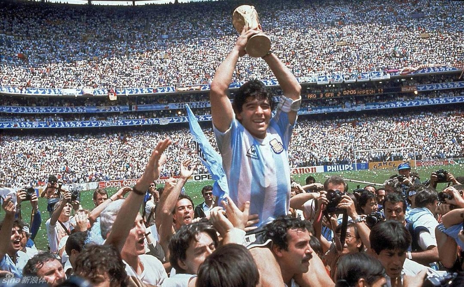 1986年世界杯决赛，阿根廷在马拉多纳带领下夺冠，捧杯时刻，队友将马拉多纳扛在肩头。