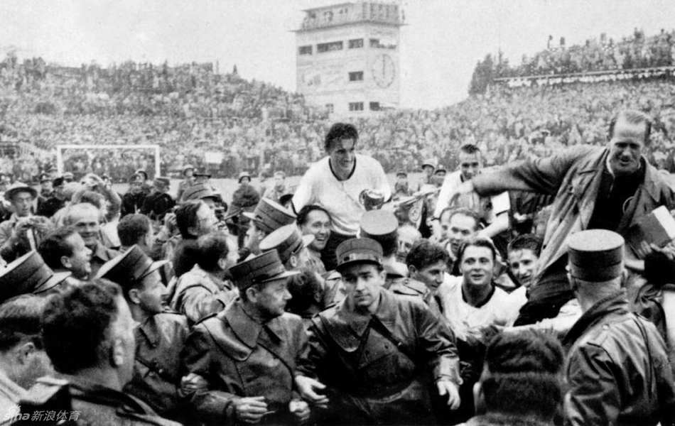 1954年瑞士世界杯，经过二战浩劫的德国队重新参赛，在小组赛曾3-8惨败匈牙利，决赛中再度遭遇，并一度0-2落后，最终凭借莫洛克和拉恩连进3球，3-2逆转，上演了著名的“伯尔尼奇迹”，首夺世界杯冠军。