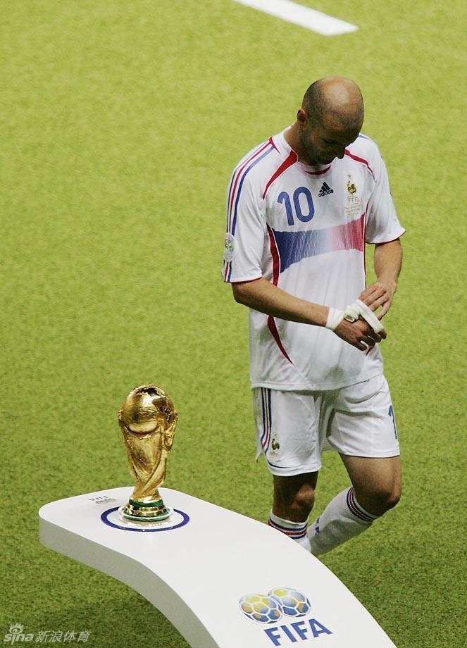2006年世界杯决赛，齐达内被罚下后，与大力神杯擦身而过。