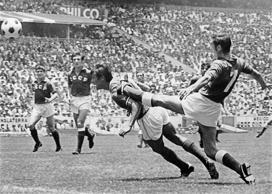 1970年世界杯，墨西哥前锋奥拉西奥-洛佩斯-萨尔加多鱼跃冲顶。