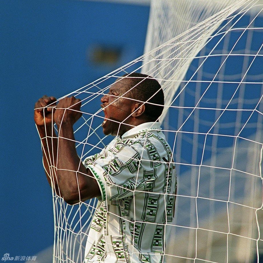 1994年美国世界杯，尼日利亚3-0击败保加利亚，耶基尼首开纪录，这也是尼日利亚在世界杯历史上的第一个进球。破门之后，耶基尼在球门里抓住网子激动哭泣的镜头，也是该届世界杯的一个经典画面。