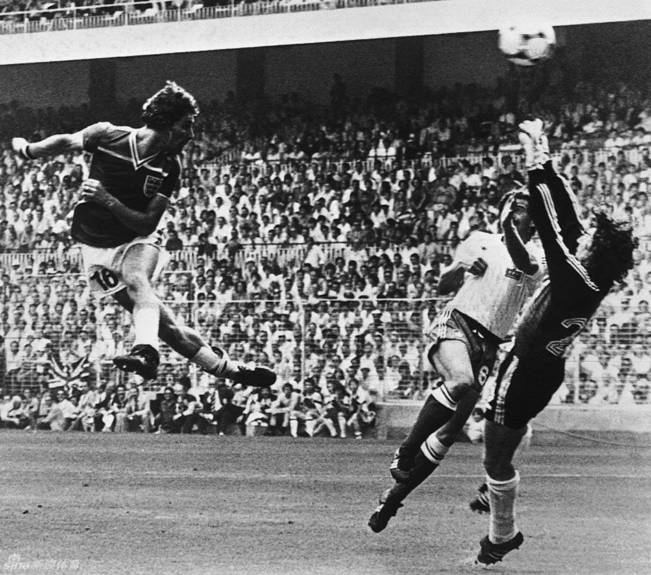 1982年世界杯，英格兰对阵法国，布莱恩-罗布森甩头攻门。